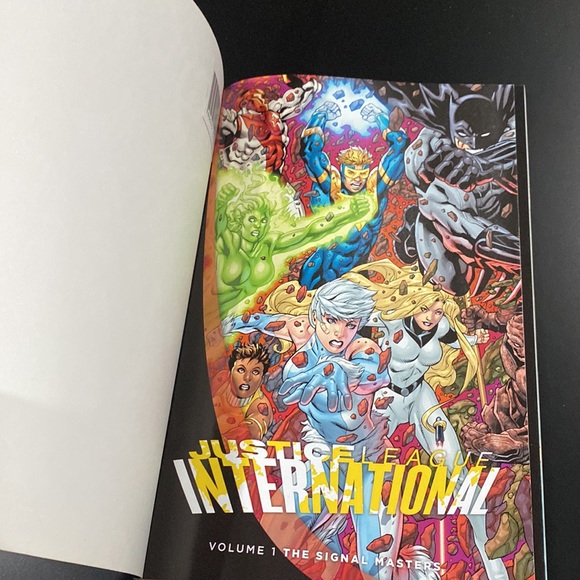 Justice League International Volume 1: The Signal Masters (2012) - Comic Book - Picture 4 of 7